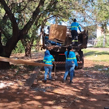 Prefeitura remove 4 toneladas de lixo e desmonta barracos &agrave;s margens de rio 