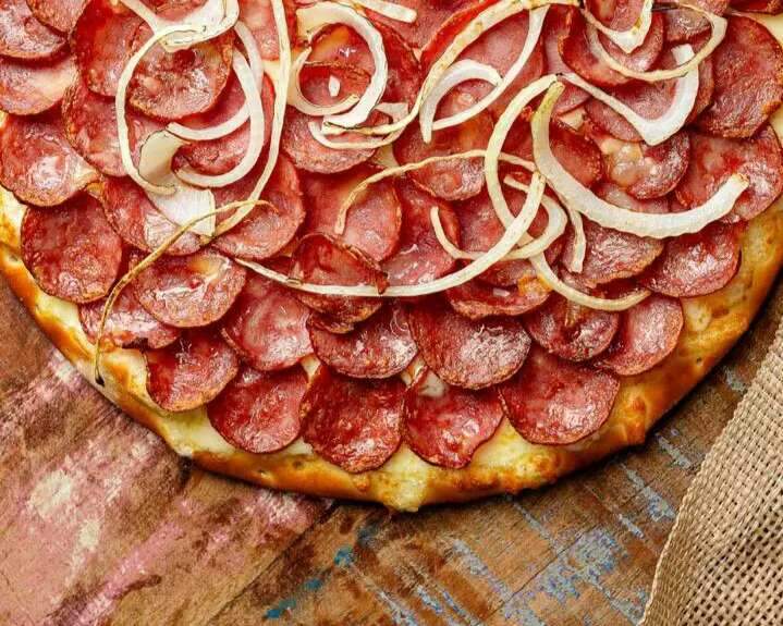 Dia da Pizza tem calabresa a partir de R$ 9,99 e versão doce de brinde