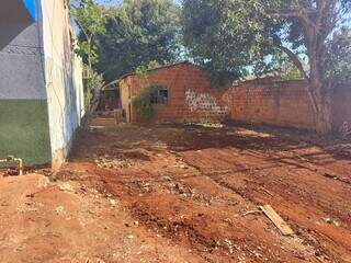 Opera&ccedil;&atilde;o retira 6 caminh&otilde;es de lixo da casa de acumulador reincidente