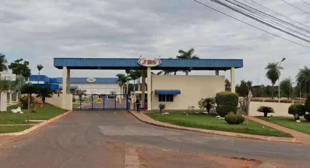 Deputado pede suspens&atilde;o de licen&ccedil;a da JBS por mau cheiro causado em 5 bairros