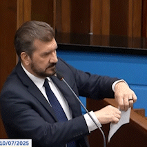 Deputado rasga homenagem a Trump e gera bate boca
