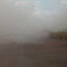 Inc&ecirc;ndio em terreno baldio gera fuma&ccedil;a densa e assusta motoristas