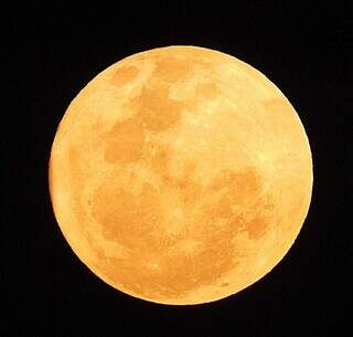 C&eacute;u de MS tem Lua dos Veados, cheia e com tom alaranjado nesta noite
