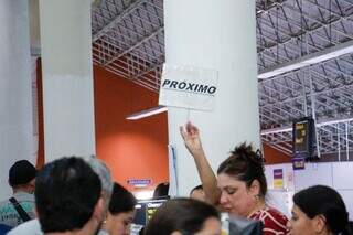 Penúltimo dia do Refis tem fila, desistência e correria para pagar dívidas Penúltimo dia do Refis tem fila, desistência e correria para pagar dívidas
