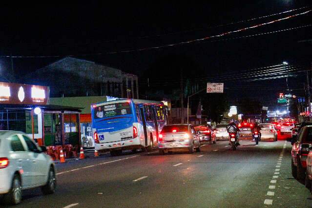 Comerciantes querem liberar corredor da Brilhante para estacionamento à noite