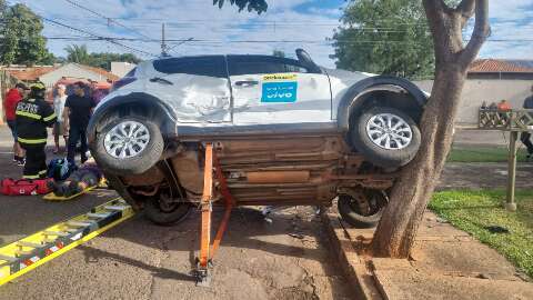 Carro derruba placa e para em &aacute;rvore ap&oacute;s acidente em cruzamento