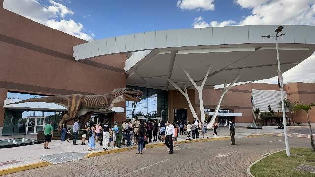 Dinossauros invadem o Bosque dos Ip&ecirc;s com entrada gratuita