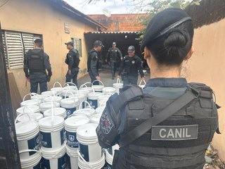 Homem &eacute; preso com 2,4 toneladas de maconha escondidas em baldes