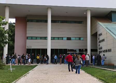 Contribuintes madrugam para garantir a &uacute;ltima chance de regularizar d&iacute;vidas