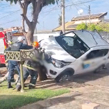 Carro derruba placa e para em &aacute;rvore ap&oacute;s acidente em cruzamento