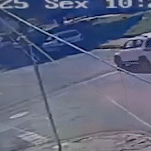 Carro tomba ap&oacute;s batida e crian&ccedil;a sai ilesa no Bairro Coronel Antonino