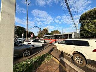 Caminhonete atinge poste e derruba sem&aacute;foro na Av. Mato Grosso 