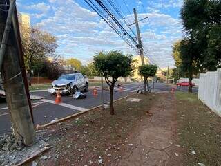 Caminhonete atinge poste e derruba sem&aacute;foro na Av. Mato Grosso 