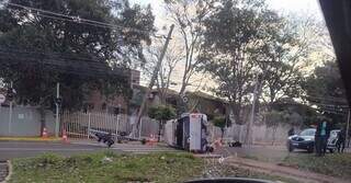 Caminhonete atinge poste e derruba sem&aacute;foro na Av. Mato Grosso 