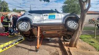 Carro derruba placa e para em &aacute;rvore ap&oacute;s acidente em cruzamento