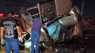 Batida entre carro e carreta deixa seis pessoas feridas, incluindo tr&ecirc;s crian&ccedil;as