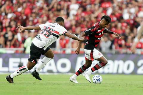 Flamengo vence S&atilde;o Paulo por 2 a 0 e se mant&eacute;m l&iacute;der do Brasileir&atilde;o