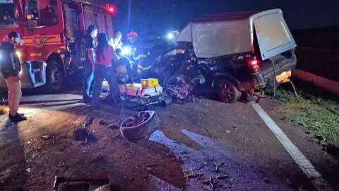 Batida entre carro e carreta deixa seis pessoas feridas, incluindo tr&ecirc;s crian&ccedil;as