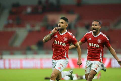 Inter vence Vit&oacute;ria com gol nos acr&eacute;scimos e sai do Z4 no Brasileir&atilde;o