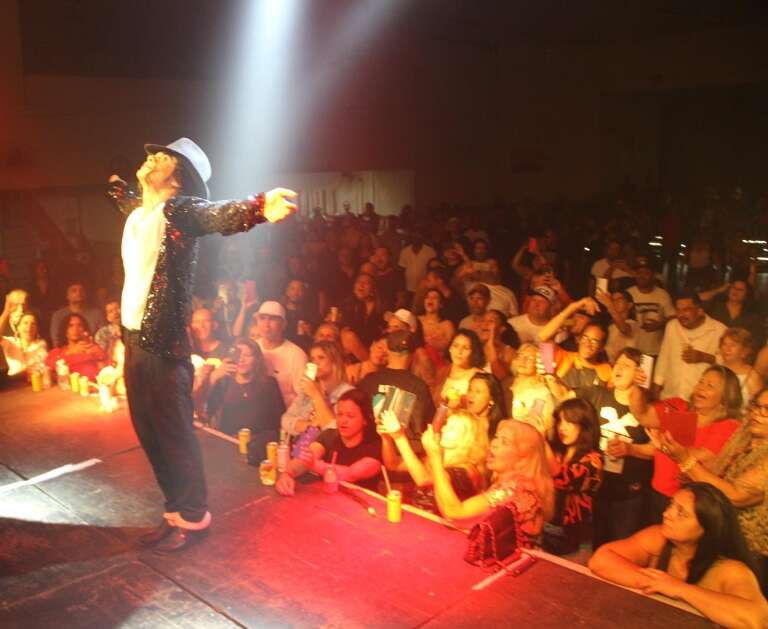 Apresentação escolar transformou Jhader em cover de Michael Jackson