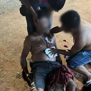 Homem &eacute; surpreendido por tr&aacute;s e esfaqueado tr&ecirc;s vezes durante a madrugada