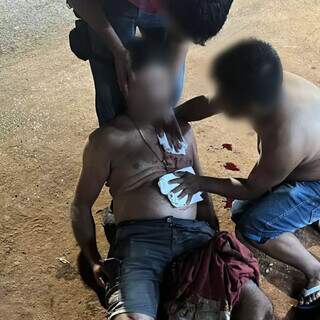 C&acirc;mera flagra momento em que homem &eacute; esfaqueado durante briga em conveni&ecirc;ncia