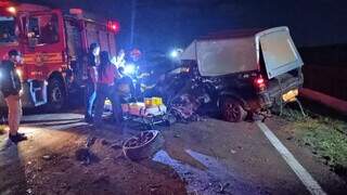 Batida entre carro e carreta deixa seis pessoas feridas, incluindo três crianças Batida entre carro e carreta deixa seis pessoas feridas, incluindo três crianças