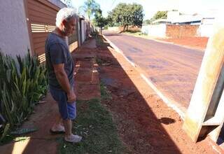 Poste no meio da rua causa acidente com motorista de aplicativo em Campo Grande
