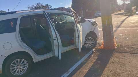 Poste no meio da rua causa acidente com motorista de aplicativo em Campo Grande