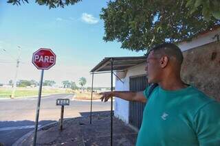 Poste no meio da rua causa acidente com motorista de aplicativo em Campo Grande