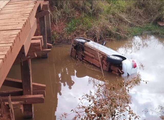 M&atilde;e e filha morrem em acidente ap&oacute;s carro cair no Rio Ivinhema