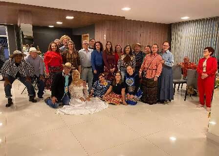 Professora exigente virou querida e ex-alunos festam com ela todo ano