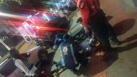 Homem &eacute; socorrido ap&oacute;s ser baleado em frente &agrave; casa noturna