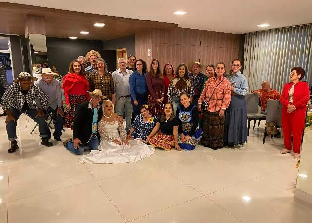 Professora exigente virou querida e ex-alunos festam com ela todo ano