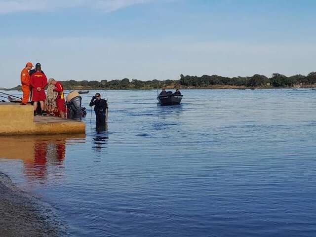 Homem morre em acidente com carro que caiu no Rio Paraguai