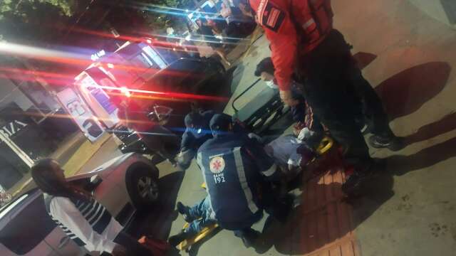 Homem &eacute; socorrido ap&oacute;s ser baleado em frente &agrave; casa noturna