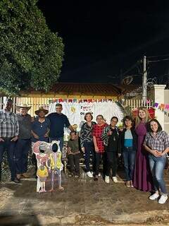 Amigos fazem festa 1&ordf; festa de rua com direito a barraca da fofoca 