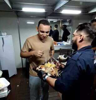 Ap&oacute;s lotar show, Jo&atilde;o Gomes prova carne de jacar&eacute; e avestruz em MS 