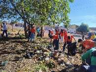 Crianças retiram 20 sacos de lixo de terreno baldio no Bairro Aquarius