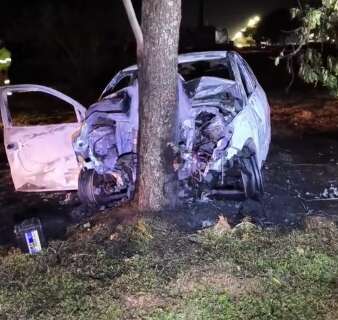 Rapaz morre e crian&ccedil;a &eacute; socorrida ap&oacute;s carro bater em &aacute;rvore e pegar fogo
