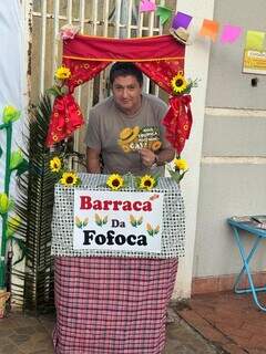 Amigos fazem festa 1&ordf; festa de rua com direito a barraca da fofoca 