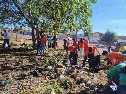 Crian&ccedil;as retiram 20 sacos de lixo de terreno baldio no Bairro Aquarius