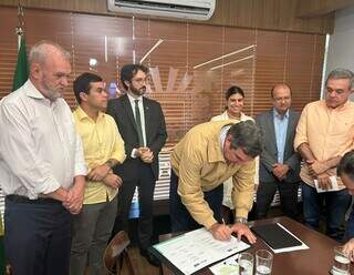 Com investimento de R$ 32,7 milhões, governo assina construção de 249 casas Com investimento de R$ 32,7 milhões, governo assina construção de 249 casas