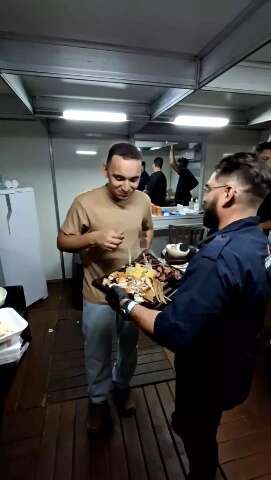 Ap&oacute;s lotar show, Jo&atilde;o Gomes prova carne de jacar&eacute; e avestruz em MS 