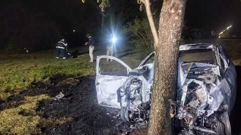 Rapaz morre e crian&ccedil;a &eacute; socorrida ap&oacute;s carro bater em &aacute;rvore e pegar fogo	