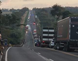 Acidente entre caminhonete e carreta mata 1 pessoa na BR-163