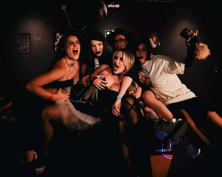 Malu fez aniversário emo com drink "Emocionado" e tatoo ao vivo 