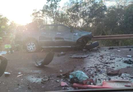 Acidente entre caminhonete e carreta mata 1 pessoa na BR-163