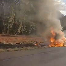 Carro em chamas e fuma&ccedil;a densa assustam condutores na BR-262