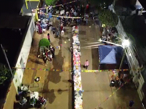 Amigos fazem festa 1&ordf; festa de rua com direito a barraca da fofoca 